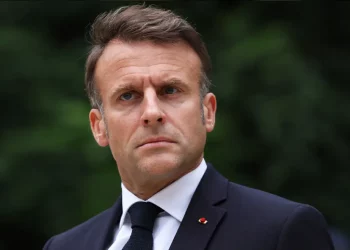 Επίθεση Politico στον Μακρόν: Μοναχικός και παράξενος, θέλει να αποπλανεί τους πάντες, έφερε το χάος στη Γαλλία