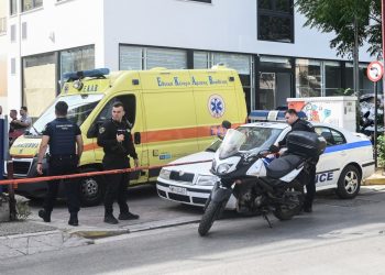 Δολοφονία στο Ψυχικό: Με τις βαλίτσες στο χέρι προσήχθη ο βασικός ύποπτος – Εξετάζεται και εμπλοκή της συντρόφου του (Video)