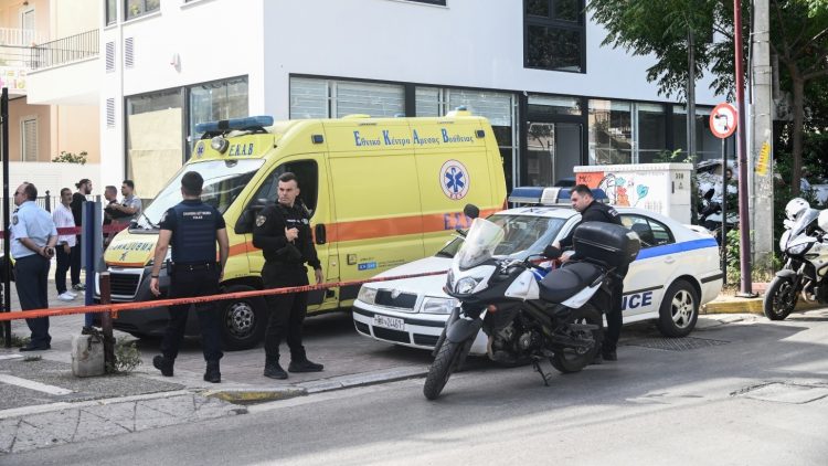 Δολοφονία στο Ψυχικό: Με τις βαλίτσες στο χέρι προσήχθη ο βασικός ύποπτος – Εξετάζεται και εμπλοκή της συντρόφου του (Video)