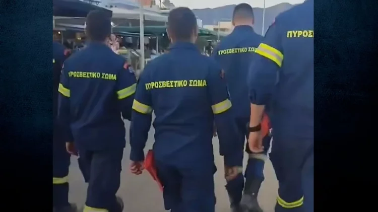 Κως: Συγκινητικό βίντεο – Κάτοικοι χειροκροτούν τους πυροσβέστες μετά τη μάχη με τις φλόγες στα Καρδάμαινα