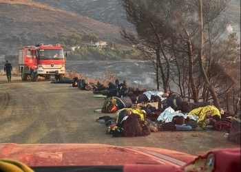 Φωτιά στην Κερατέα: Συγκλονίζει η φωτογραφία με τους πυροσβέστες να ξαπλώνουν στο χώμα για να ξεκουραστούν