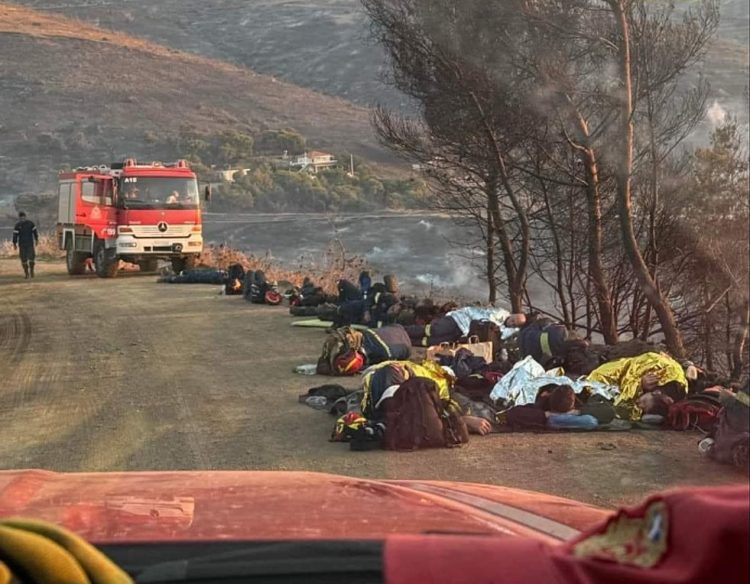 Φωτιά στην Κερατέα: Συγκλονίζει η φωτογραφία με τους πυροσβέστες να ξαπλώνουν στο χώμα για να ξεκουραστούν