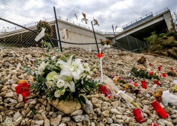 Συγγενής θύματος των Τεμπών: «Ανοιχτή πρόσκληση στην Κ. Σακελλαροπούλου να έρθει όποτε θέλει στον τάφο του αδερφού μου»