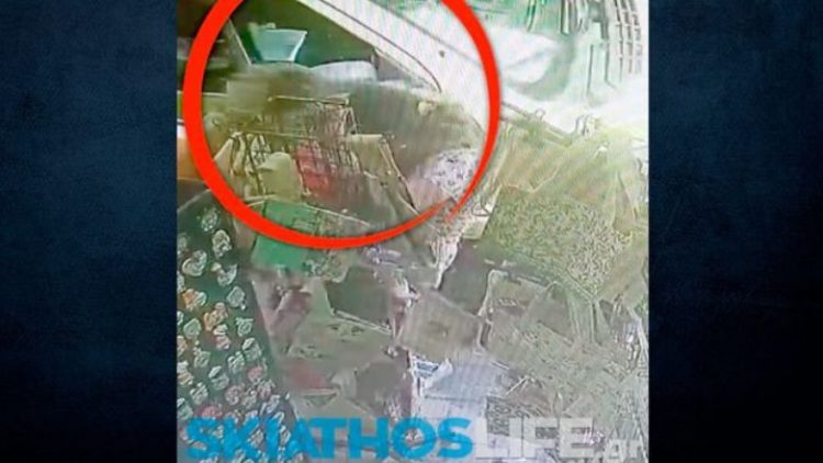 Σκιάθος: Ασθενοφόρο παρέσυρε γυναίκες που ψώνιζαν σε πεζόδρομο