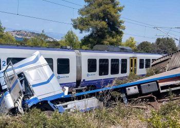 Χαλκίδα: Φορτηγό συγκρούστηκε με τρένο – Στο νοσοκομείο δύο παιδιά και ένας ενήλικας