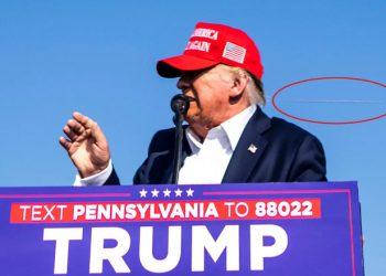 Φωτογραφία – ντοκουμέντο: Ο φακός «συνέλαβε» τη σφαίρα που χτύπησε τον Τραμπ