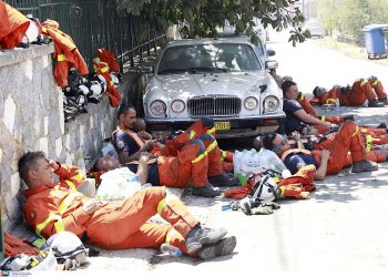 Φωτιά στην Αττική: Συγκλονιστικές εικόνες με εξαντλημένους πυροσβέστες