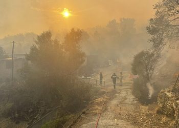 Ρέθυμνο: Ανεξέλεγκτο το πύρινο μέτωπο – Συνεχείς οι εκκενώσεις οικισμών