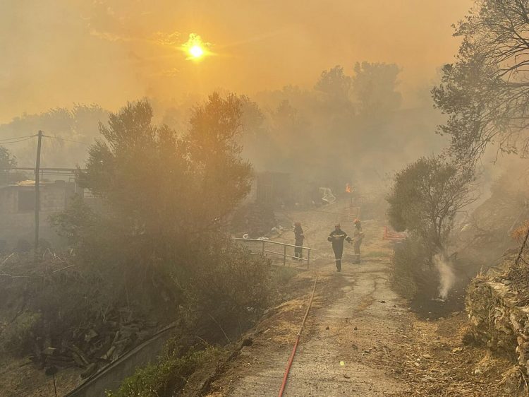 Ρέθυμνο: Ανεξέλεγκτο το πύρινο μέτωπο – Συνεχείς οι εκκενώσεις οικισμών