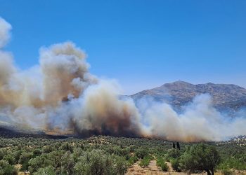 Ρέθυμνο: Μαίνεται το πύρινο μέτωπο – Νέα μηνύματα από το 112 – Eκκενώσεις οικισμών