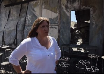 Αυτοψία της Ζωής Κωνσταντοπούλου στην καμμένη Αττική: Η δασική πυρκαγιά μπήκε στην πόλη και γι’ αυτό ευθύνονται η Δικαστική και Εισαγγελική Εξουσία, η Κυβέρνηση του άφαντου  πρωθυπουργού, η Περιφέρεια και η ηγεσία της Πυροσβεστικής (video)