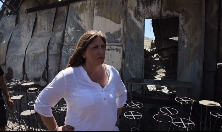 Αυτοψία της Ζωής Κωνσταντοπούλου στην καμμένη Αττική: Η δασική πυρκαγιά μπήκε στην πόλη και γι’ αυτό ευθύνονται η Δικαστική και Εισαγγελική Εξουσία, η Κυβέρνηση του άφαντου  πρωθυπουργού, η Περιφέρεια και η ηγεσία της Πυροσβεστικής (video)