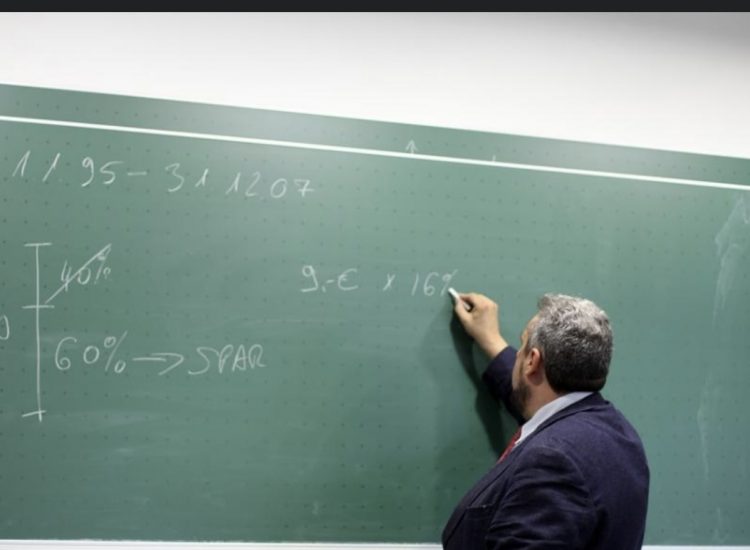 Δάσκαλος σε σχολείο της Ρόδου υποχρεώνεται να κοιμηθεί στο αυτοκίνητό του επειδή δεν βρίσκει σπίτι μέσα στις οικονομικές δυνατότητές του