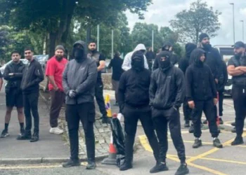 Χάος στη Βρετανία: Ισλαμιστές μαχαίρωσαν διαδηλωτές που διαμαρτύρονταν για την σφαγή των τριών κοριτσιών