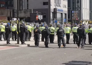 Βρετανία: Σε ύψιστη επιφυλακή οι αρχές – Συνεχίζονται τα επεισόδια και οι διαδηλώσεις για τη δολοφονία των κοριτσιών