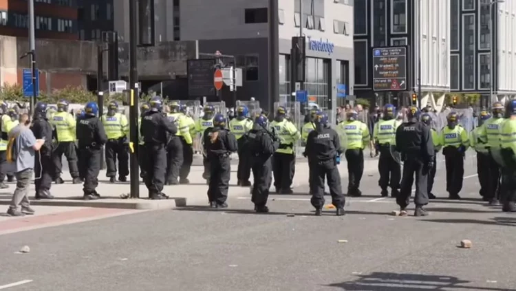 Βρετανία: Σε ύψιστη επιφυλακή οι αρχές – Συνεχίζονται τα επεισόδια και οι διαδηλώσεις για τη δολοφονία των κοριτσιών