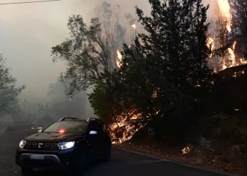 Φωτιά στον Βαρνάβα: Στο νοσοκομείο οκτώ άτομα με αναπνευστικά προβλήματα