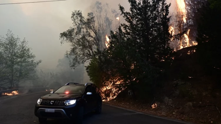 Φωτιά στον Βαρνάβα: Στο νοσοκομείο οκτώ άτομα με αναπνευστικά προβλήματα