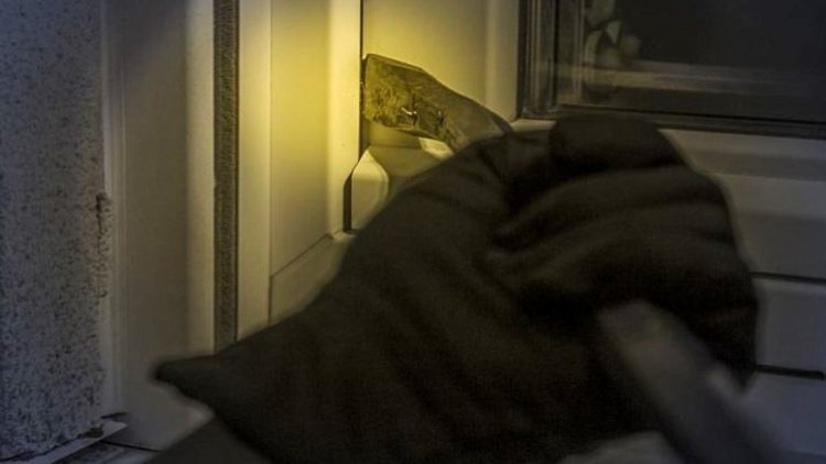 Νύχτα τρόμου στη Λαμία: Διαρρήκτες εισέβαλαν σε σπίτι και ξυλοκόπησαν τον ιδιοκτήτη του