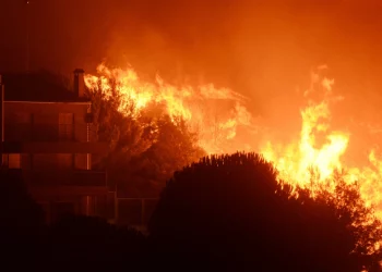 Φωτιά στον Βαρνάβα:  Έφτασε σε σπίτια η φωτιά στον Διόνυσο –  Βίντεο και φωτογραφίες απο τις πυρκαγιές