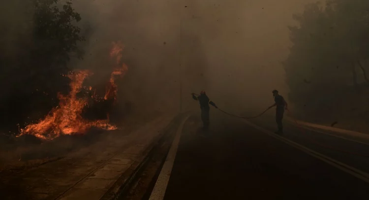 Καίγονται σπίτια στο Πάτημα Βριλησσίων – Εκκενώνεται ο Κρασσάς και προληπτικά το «Αμαλία Φλέμινγκ»