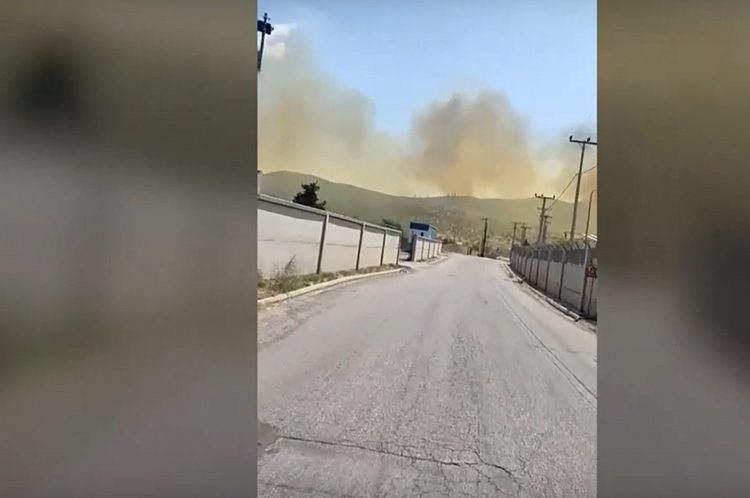 Υπό έλεγχο η φωτιά στον Ασπρόπυργο – Τρεις πυροσβέστες στο νοσοκομείο με αναπνευστικά προβλήματα