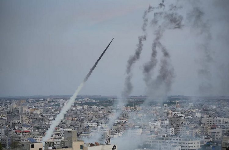 Ισραήλ: Η Χαμάς εκτόξευσε ρουκέτες με στόχο το Τελ Αβίβ – Εκρήξεις στην πόλη