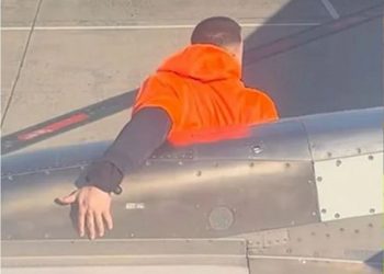 Μελβούρνη: Επιβάτης αεροσκάφους άνοιξε την έξοδο κινδύνου και περπατούσε στο φτερό – ΒΙΝΤΕΟ