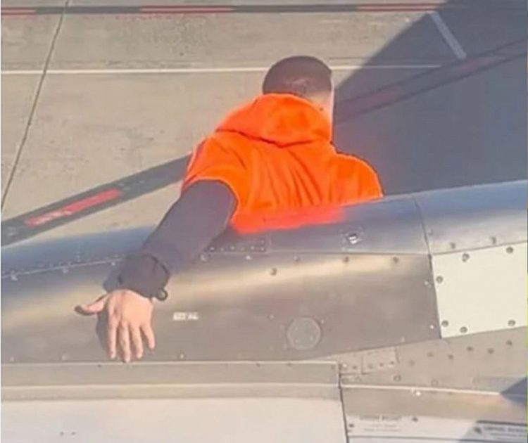 Μελβούρνη: Επιβάτης αεροσκάφους άνοιξε την έξοδο κινδύνου και περπατούσε στο φτερό – ΒΙΝΤΕΟ