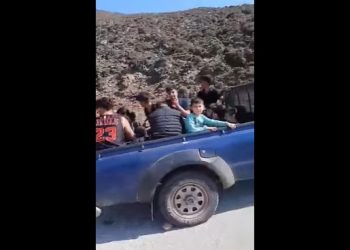 Φουσκωτό με περίπου 20 μετανάστες στη Σαμοθράκη: Ηλικιωμένοι και παιδιά ανάμεσά τους – Η στιγμή του εντοπισμού τους από πολίτες (Video)