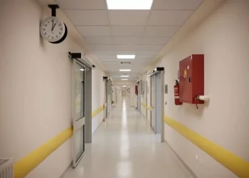 Λάρισα: Κατέρρευσε η οροφή νοσοκομείου τραυματίζοντας ασθενή στο κεφάλι