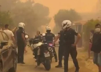 Δεν φεύγω, δεν παραδίνομαι» – Πολίτες συγκρούονται με αστυνομικούς και αρνούνται να εγκαταλείψουν τα σπίτια τους στις φλόγες