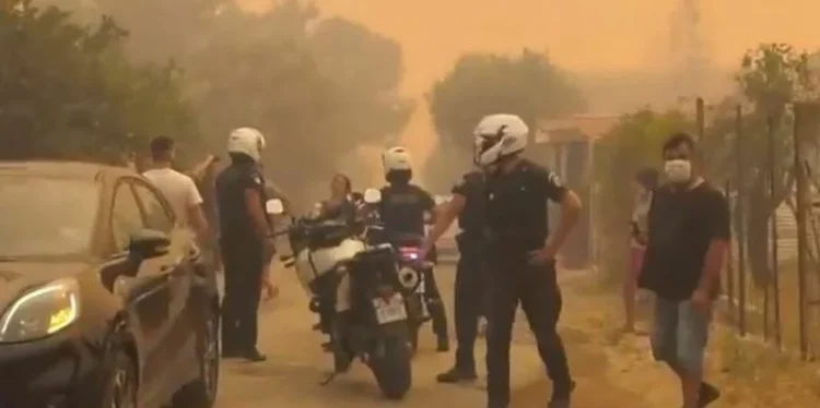 Δεν φεύγω, δεν παραδίνομαι» – Πολίτες συγκρούονται με αστυνομικούς και αρνούνται να εγκαταλείψουν τα σπίτια τους στις φλόγες