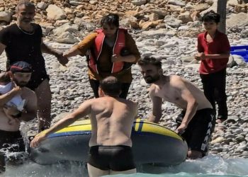 Τήλος: Βίντεο με τη διάσωση βρέφους μεταναστών – Έπινε γάλα με θαλασσινό νερό