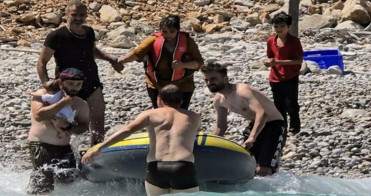 Τήλος: Βίντεο με τη διάσωση βρέφους μεταναστών – Έπινε γάλα με θαλασσινό νερό