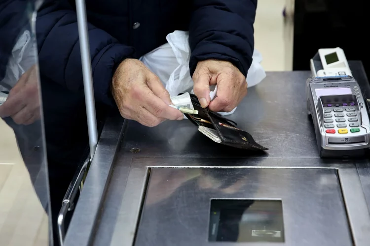 Μετάλλιο η κυβέρνηση στις αλχημείες για την ακρίβεια