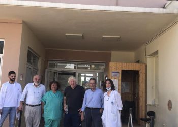 Κάρυστος: Ο Άδωνις Γεωργιάδης προσπαθεί να πιαστεί από τα μαλλιά του Μπόρις Τζόνσον