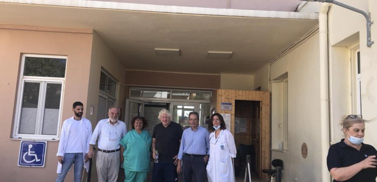 Κάρυστος: Ο Άδωνις Γεωργιάδης προσπαθεί να πιαστεί από τα μαλλιά του Μπόρις Τζόνσον