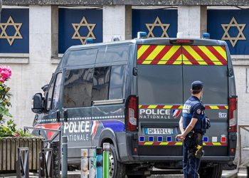 Μακρόν: «Γίνονται τα πάντα για να εντοπιστεί ο δράστης αυτής της τρομοκρατικής επίθεσης»