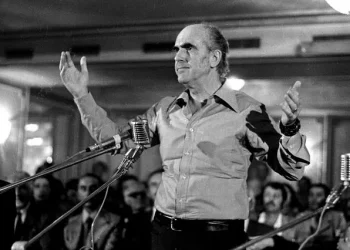 50 χρόνια ΠΑΣΟΚ: Πώς πήρε το όνομά του – Η ιδρυτική διακήρυξη