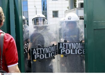 Υπ. Παιδείας: Ένταση στην κινητοποίηση εκπαιδευτικών ενάντια στις συγχωνεύσεις τμημάτων – ΦΩΤΟ