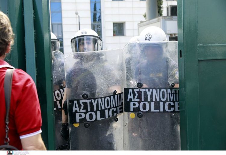 Υπ. Παιδείας: Ένταση στην κινητοποίηση εκπαιδευτικών ενάντια στις συγχωνεύσεις τμημάτων – ΦΩΤΟ