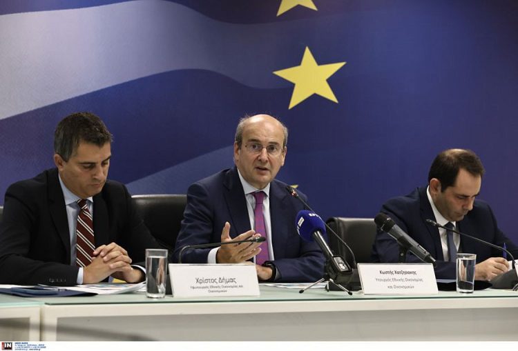 Χατζηδάκης: Αυτές είναι οι 12 αυξήσεις αποδοχών και οι 12 μειώσεις φόρων