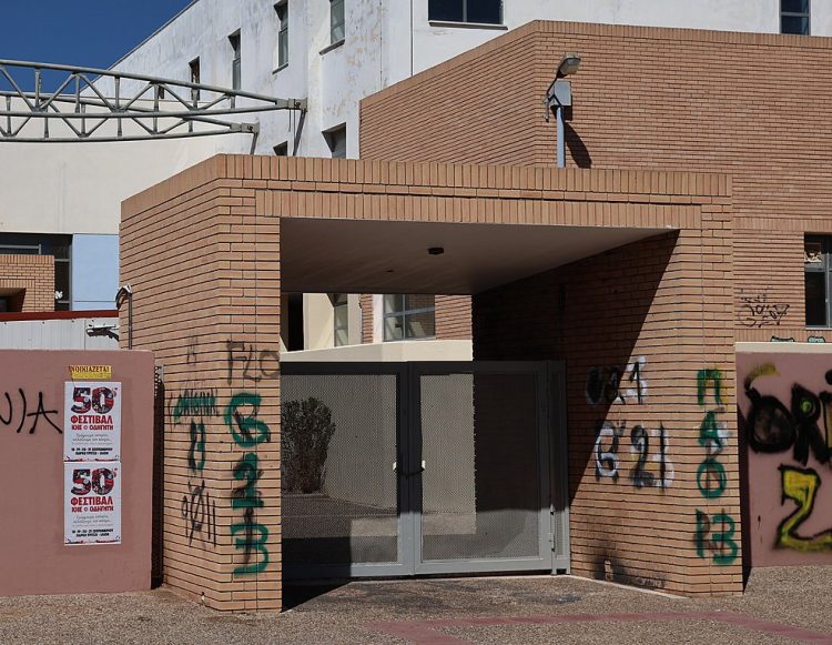 Λαύριο: Αιματηρή συμπλοκή μαθητών – Δύο τραυματίες από μαχαίρι – 13 προσαγωγές