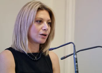 Καρυστιανού προς Μητσοτάκη: Αποποιηθείτε της ασυλίας σας, δείξτε σεβασμό στους νεκρούς