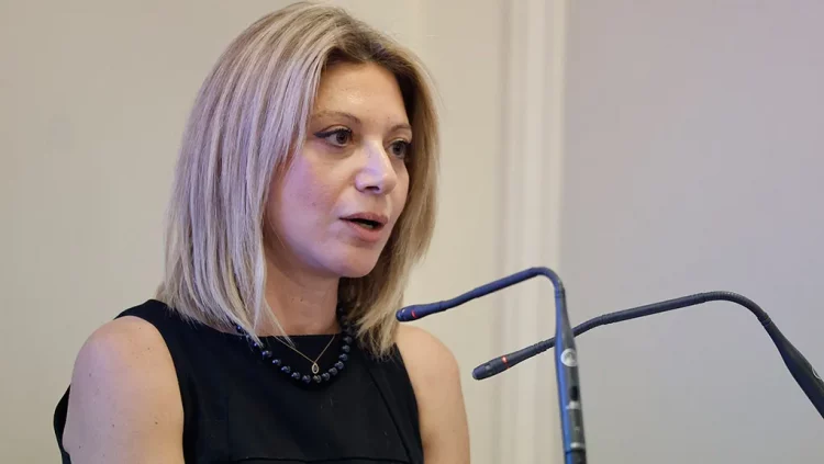 Καρυστιανού προς Μητσοτάκη: Αποποιηθείτε της ασυλίας σας, δείξτε σεβασμό στους νεκρούς