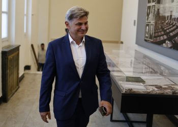 Φαραντούρης: «Αν γίνουν εκλογές για πρόεδρο στον ΣΥΡΙΖΑ το σκέφτομαι σοβαρά να είμαι υποψήφιος»