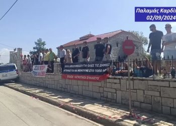 Τα ΜΑΤ εγκλώβισαν τους διαμαρτυρόμενους πολίτες της Θεσσαλίας για να μην πλησιάσουν τον Πρωθυπουργό (video)