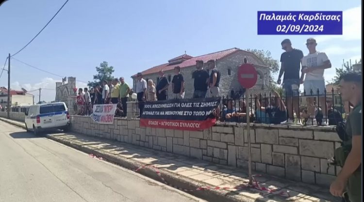 Τα ΜΑΤ εγκλώβισαν τους διαμαρτυρόμενους πολίτες της Θεσσαλίας για να μην πλησιάσουν τον Πρωθυπουργό (video)