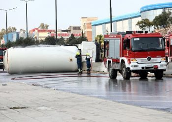 Ανατροπή βυτιοφόρου στη λεωφόρο Σχιστού – Διακοπή κυκλοφορίας